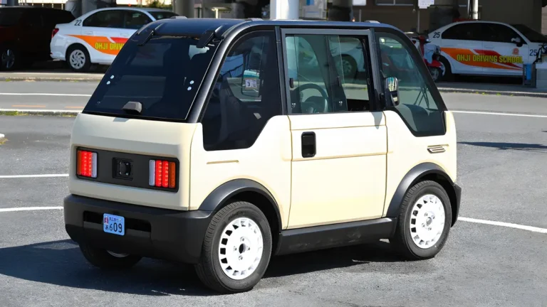 जापान की नई Mini EV: 300 किमी रेंज और सिर्फ 2 लाख में!