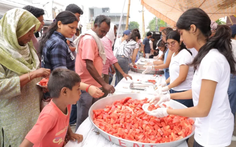 हर साल की तरह, हैल्पेज ऑर्फन्स ने 2500 लोगों को मुफ्त तरबूज़ दिया!