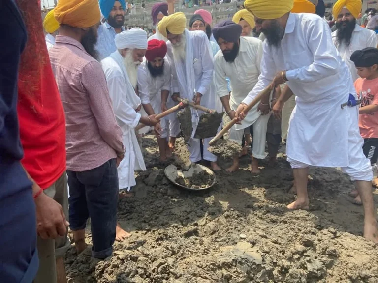 गुरूद्वारा पंजोखरा साहिब में शुरू हुई ऐतिहासिक कारसेवा, संगत का उमड़ा जनसैलाब!