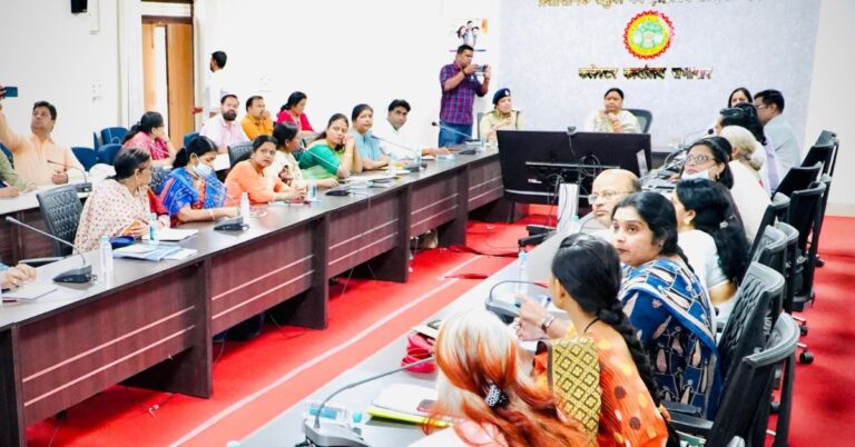 महिला आयोग की समीक्षा बैठक: राजा रघुवंशी हत्याकांड पर जताई चिंता