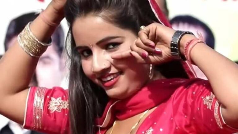 सुनीता बेबी के कातिलाना ठुमकों ने स्टेज पर मचाई आग, देखें वायरल वीडियो!