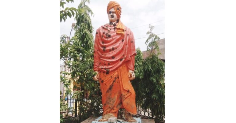 स्वामी विवेकानंद की प्रतिमा पर हमला: नगर निगम में मचा हड़कंप!