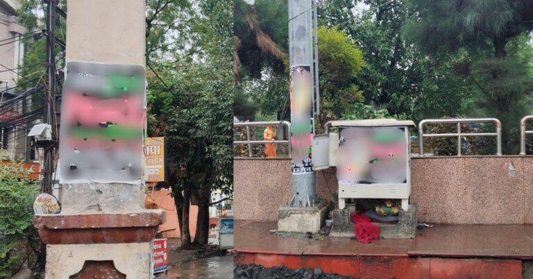 जादूगर ने सरकारी नियमों की उड़ाई धज्जियाँ, पोस्टर लगाने पर विवाद!
