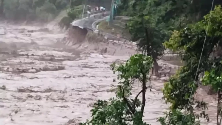ओडिशा में अचानक आई बाढ़ से 50,000 से अधिक लोग प्रभावित, जानें स्थिति कितनी गंभीर है!